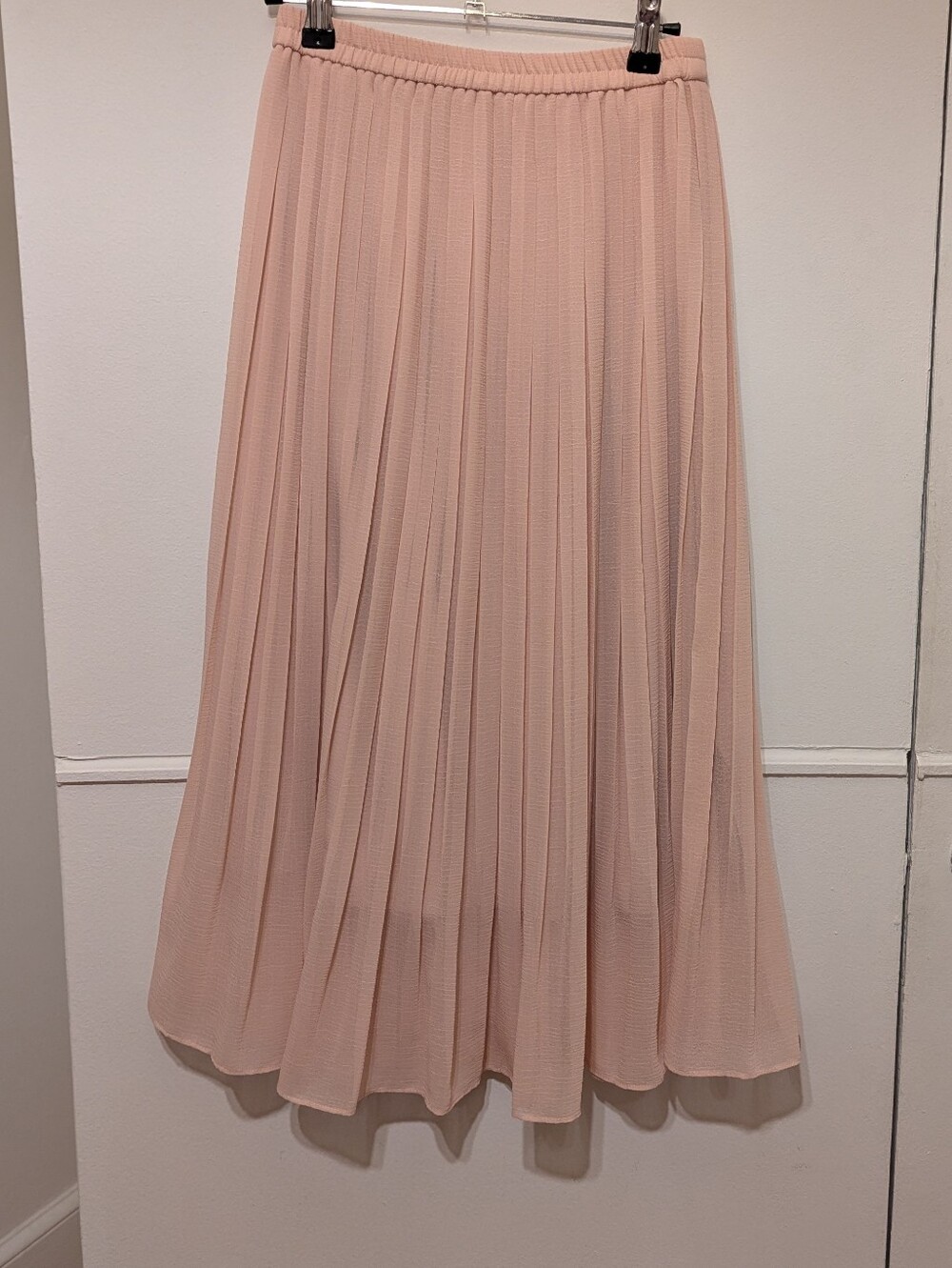 Uniqlo Pleated Maxi Skirt in Light Pink - Picture 2 of 3